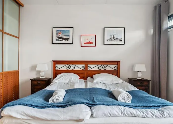 2 Bedroom With Canal View, Private Sauna, Sun Deck And Ev Parking شقة هلسنكي