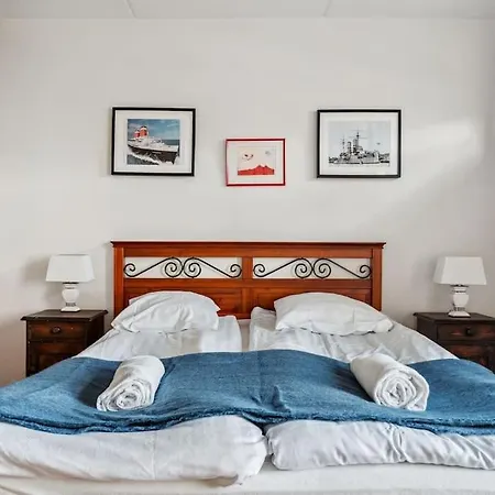 2 Bedroom With Canal View, Private Sauna, Sun Deck And Ev Parking Lägenhet Helsingfors